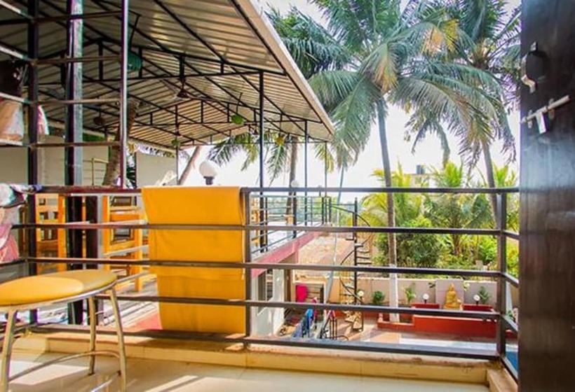 בית מלון כפרי Fabexpress Morjim Highland With Swimming Pool