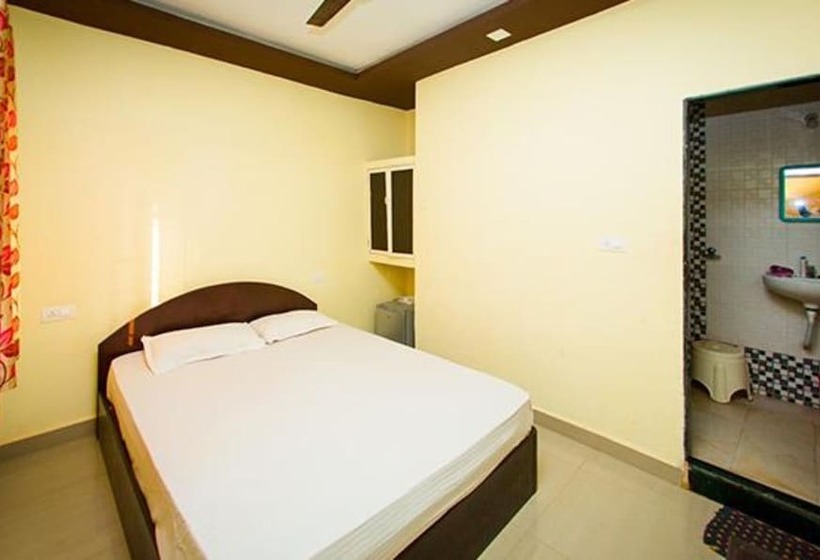 בית מלון כפרי Fabexpress Morjim Highland With Swimming Pool