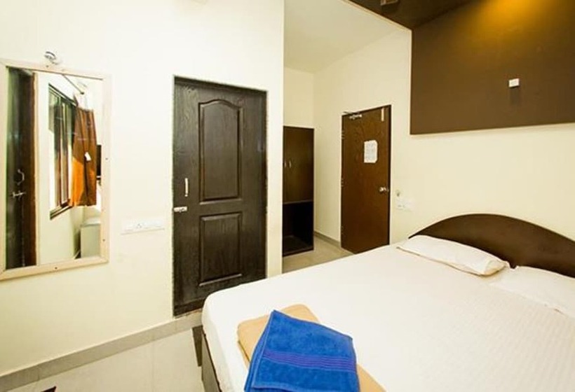 בית מלון כפרי Fabexpress Morjim Highland With Swimming Pool