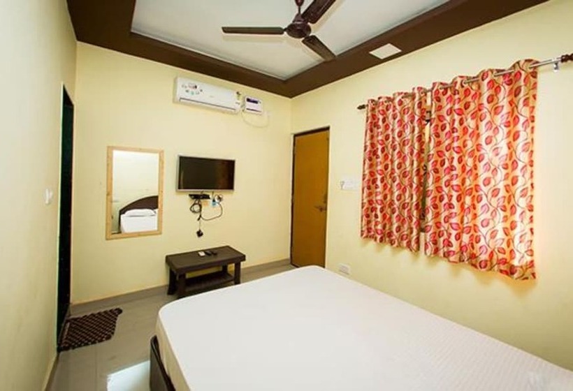 בית מלון כפרי Fabexpress Morjim Highland With Swimming Pool