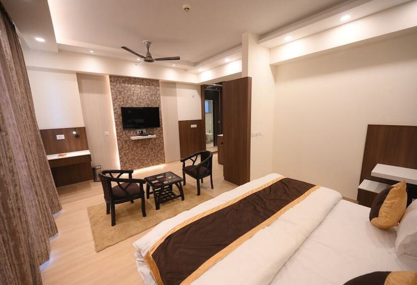 Отель Fairvacanze Inns & Suites Lucknow