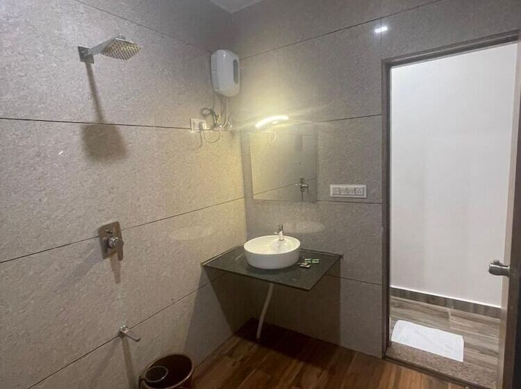 فندق Gir Night Resort By Royal Collection