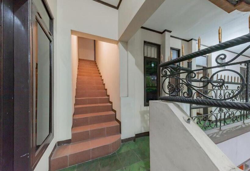 Отель Reddoorz Near Cikole Lembang