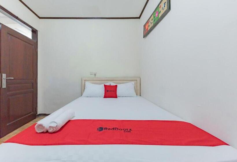 Отель Reddoorz Near Cikole Lembang