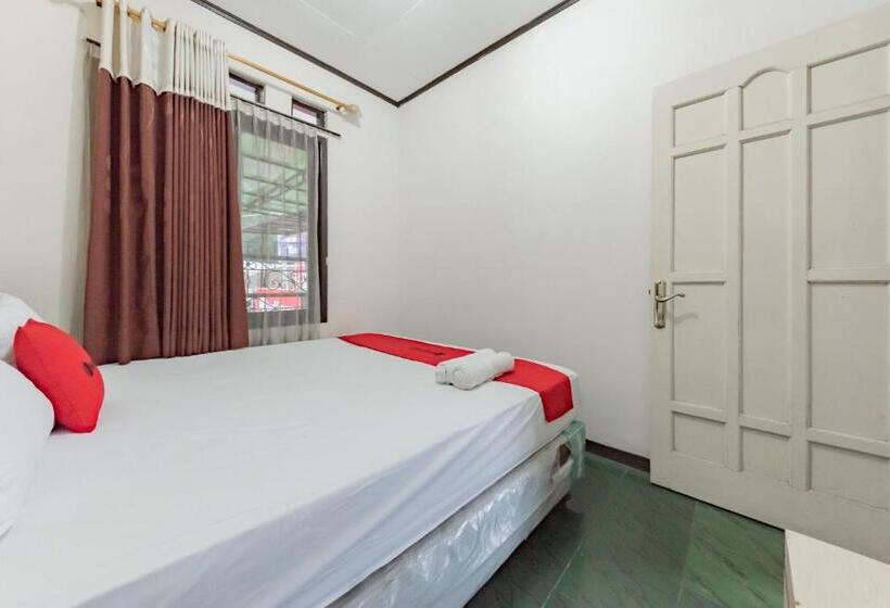 Отель Reddoorz Near Cikole Lembang