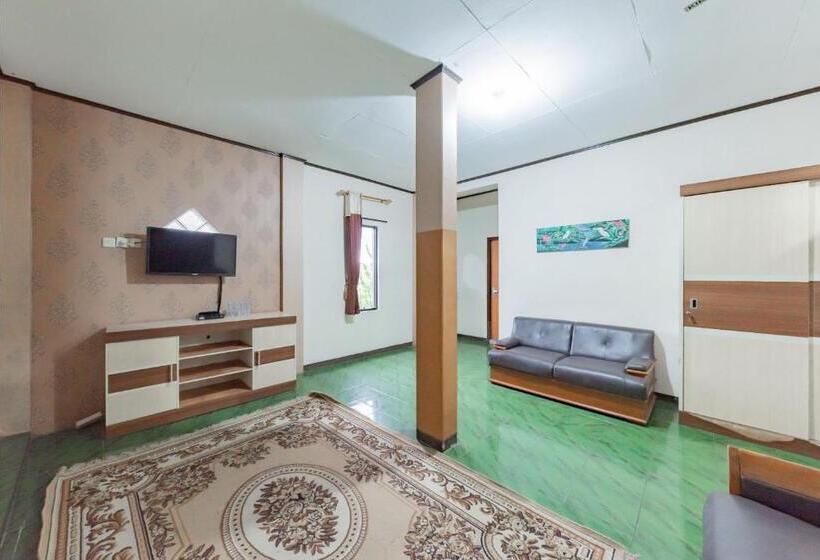 Отель Reddoorz Near Cikole Lembang