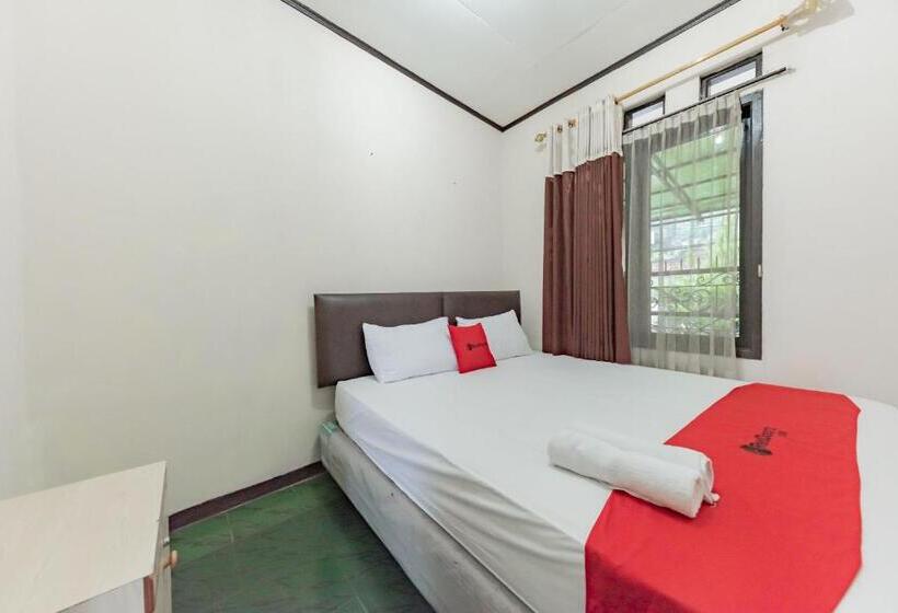 Отель Reddoorz Near Cikole Lembang