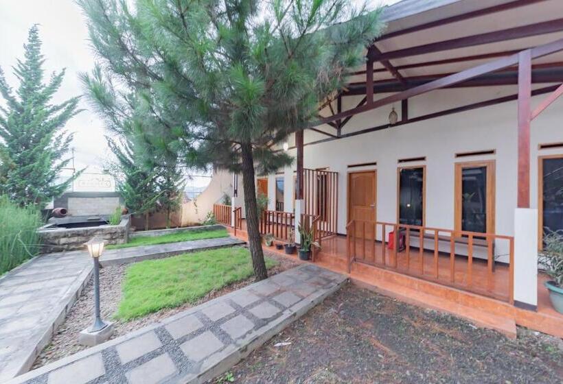 Отель Reddoorz Near Cikole Lembang