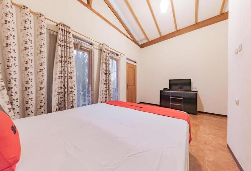 Отель Reddoorz Near Cikole Lembang