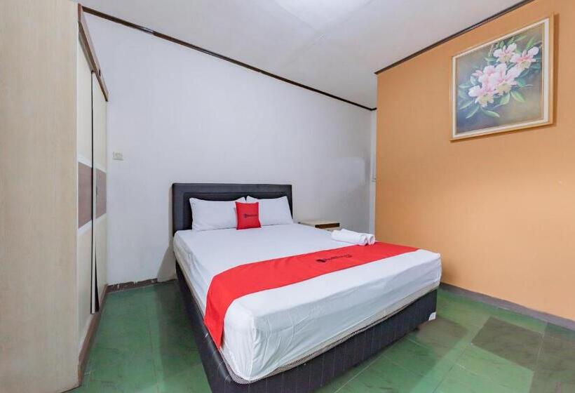 Отель Reddoorz Near Cikole Lembang