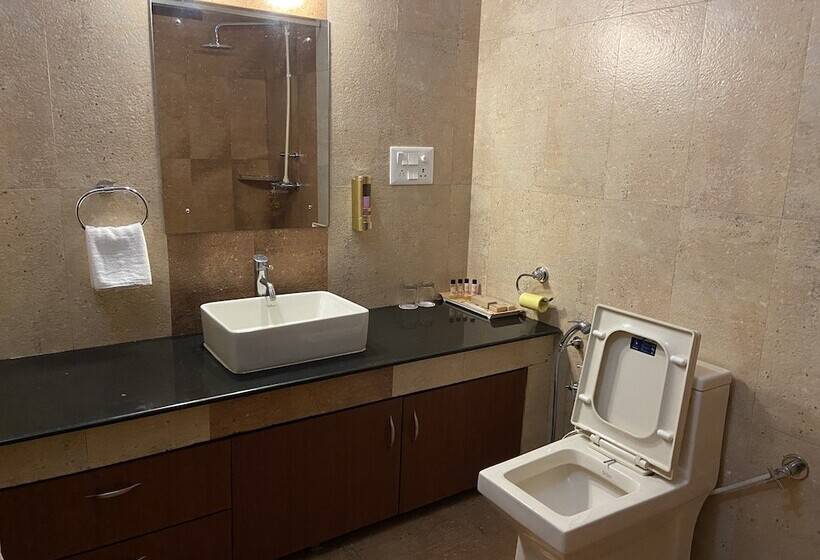 בית מלון כפרי Sangita Resorts Naukuchiatal