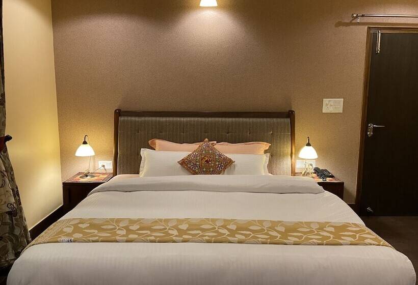 בית מלון כפרי Sangita Resorts Naukuchiatal