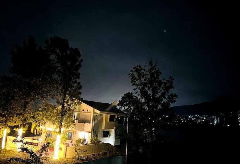 בית מלון כפרי Serene Lake Castle