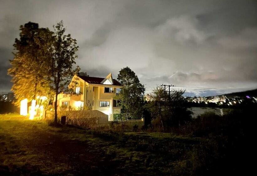 בית מלון כפרי Serene Lake Castle