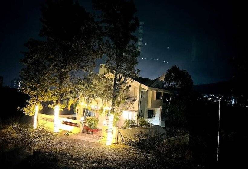 בית מלון כפרי Serene Lake Castle