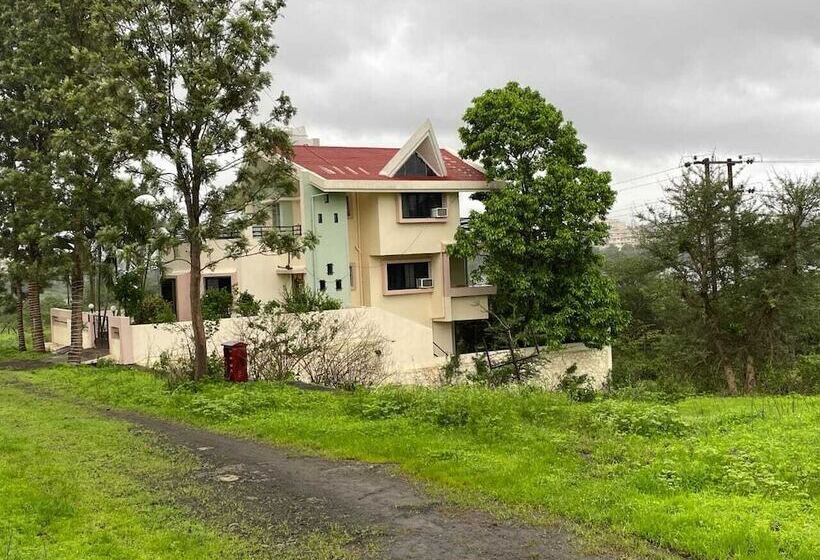 בית מלון כפרי Serene Lake Castle