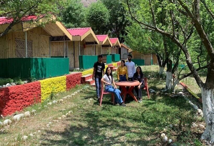 ホテル Tirthan Village Huts