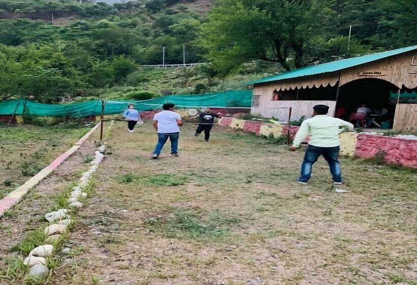 ホテル Tirthan Village Huts