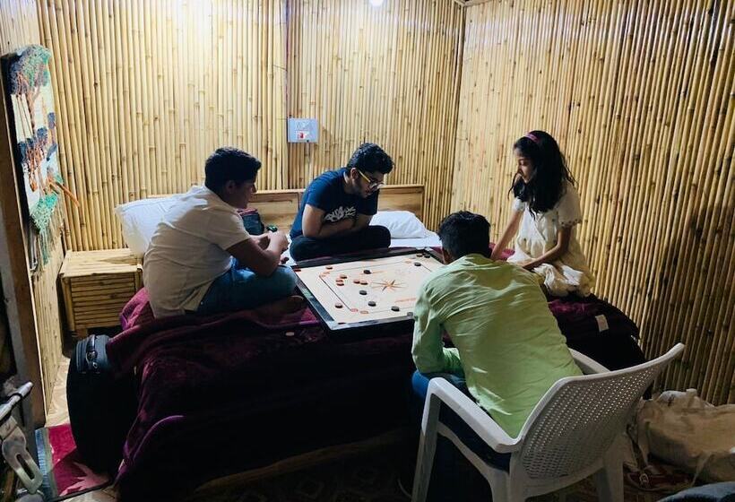 ホテル Tirthan Village Huts