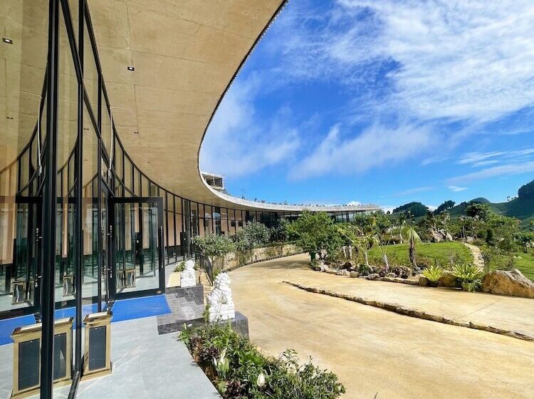 هتل Vigolando Van Ho Resort