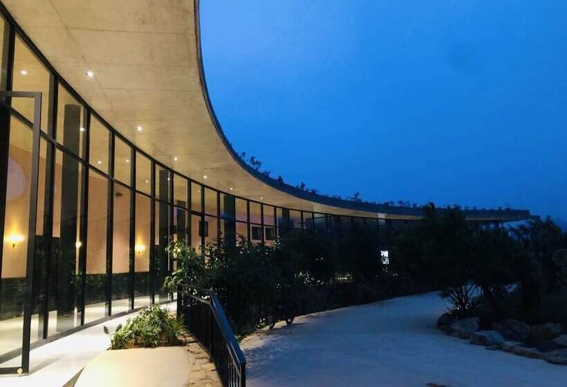 هتل Vigolando Van Ho Resort