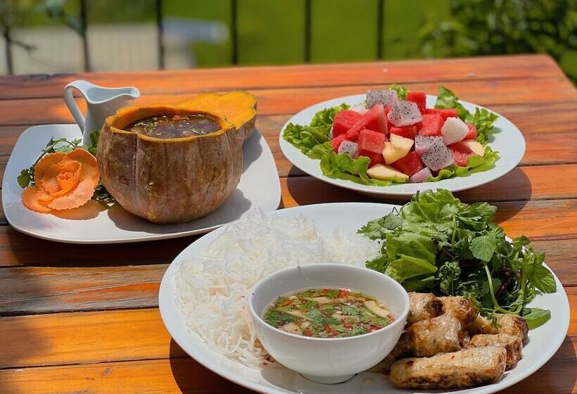 هتل Vigolando Van Ho Resort