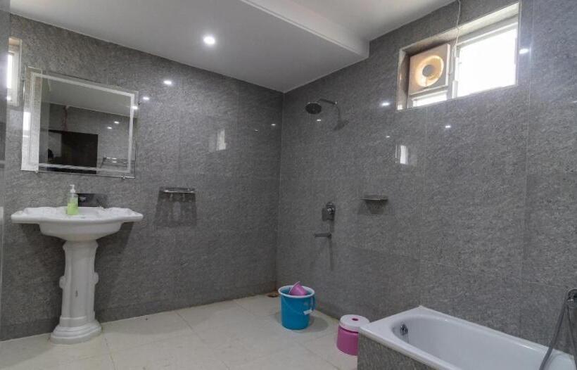 בית מלון כפרי Vrindavan Gopala Resort