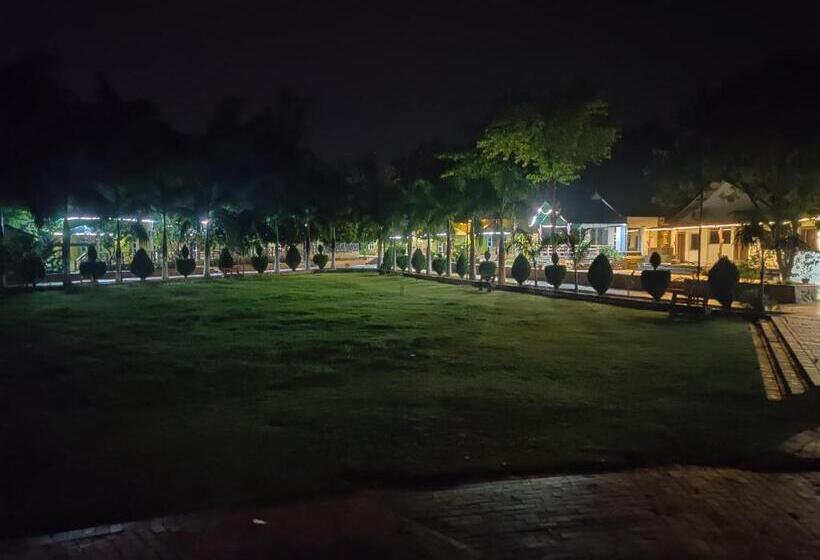 בית מלון כפרי Vrindavan Gopala Resort