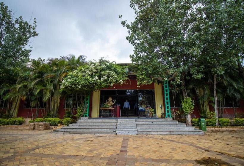 בית מלון כפרי Vrindavan Gopala Resort