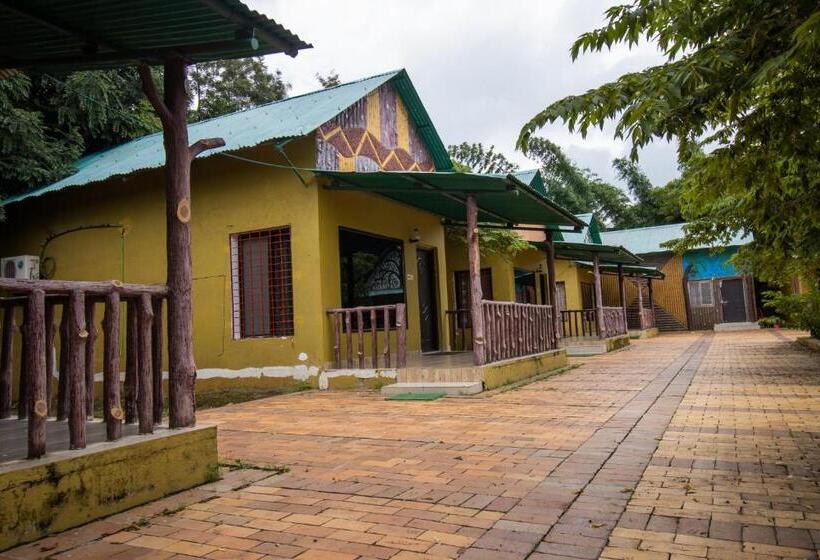 בית מלון כפרי Vrindavan Gopala Resort