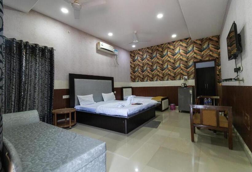 בית מלון כפרי Vrindavan Gopala Resort