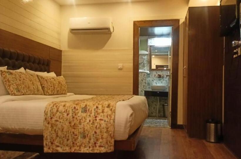 בית מלון כפרי Yashshree Mussoorie Mall Road