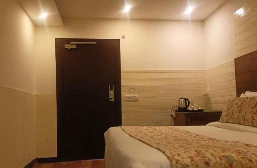 בית מלון כפרי Yashshree Mussoorie Mall Road