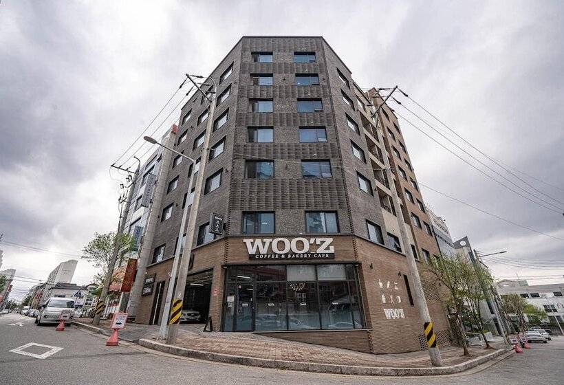 فندق على الطريق Andong Case