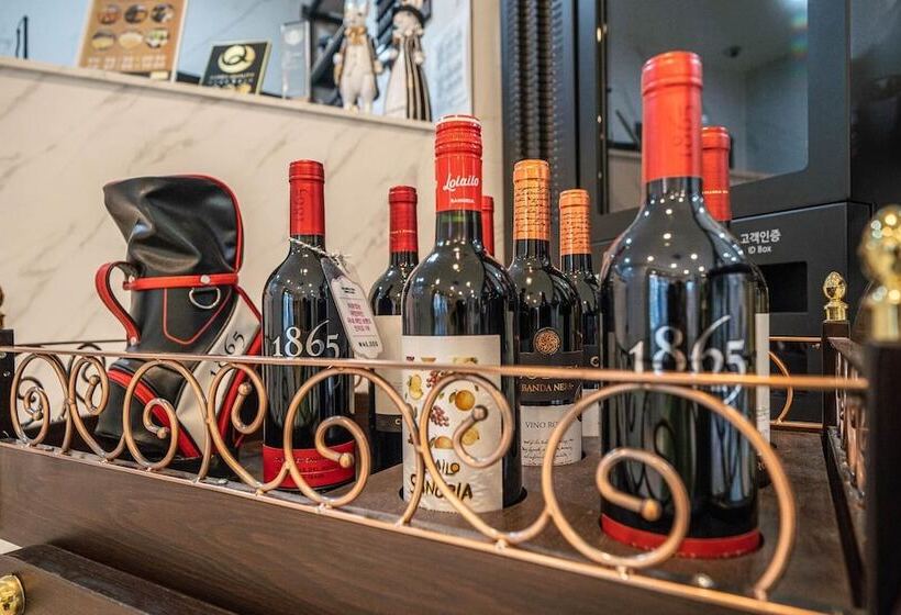 فندق على الطريق Andong Case