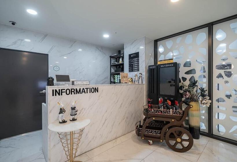 فندق على الطريق Andong Case