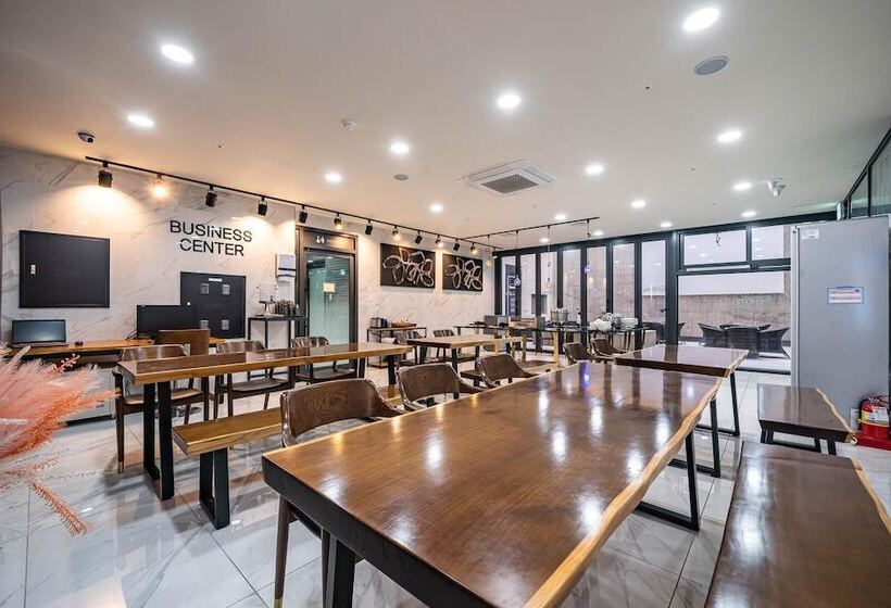 فندق على الطريق Andong Case