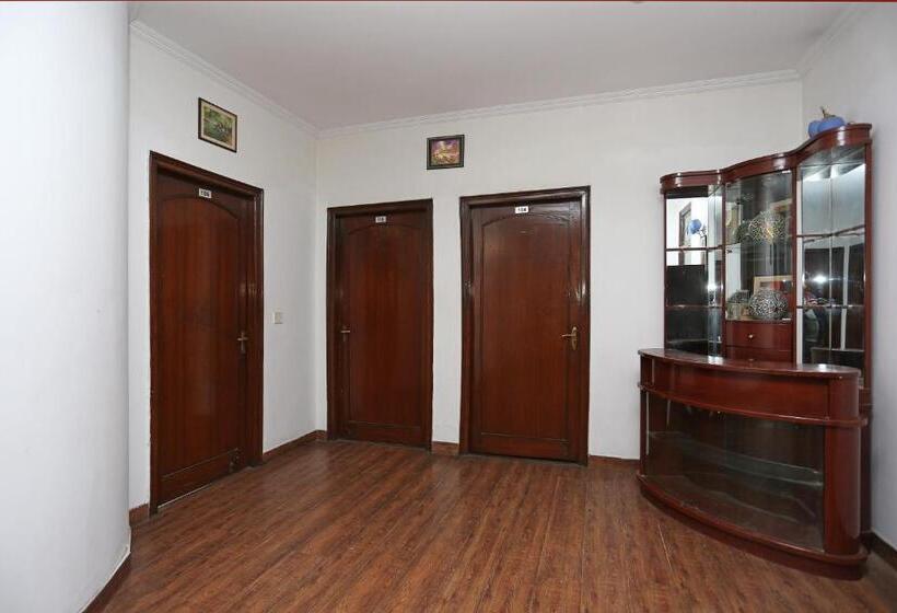 Oyo Flagship 2173 Hotel Sebastian White