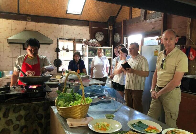 פנסיון Ban Kaew Mo Ra Glamping & Restaurant