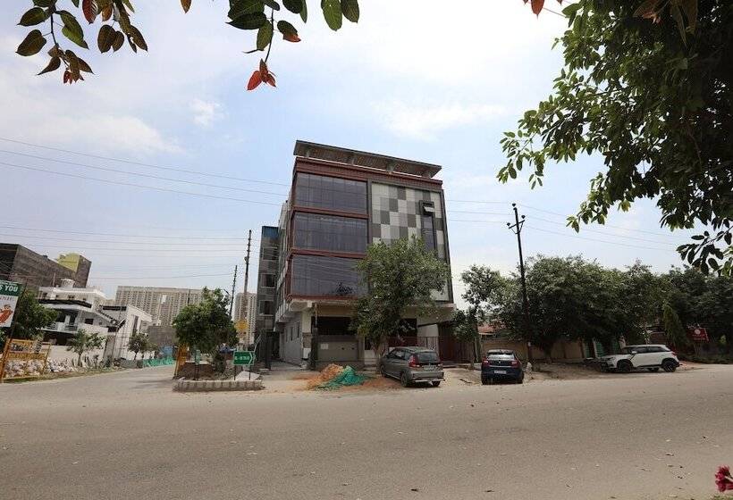 Отель Super Townhouse Oak Sector 116 Noida