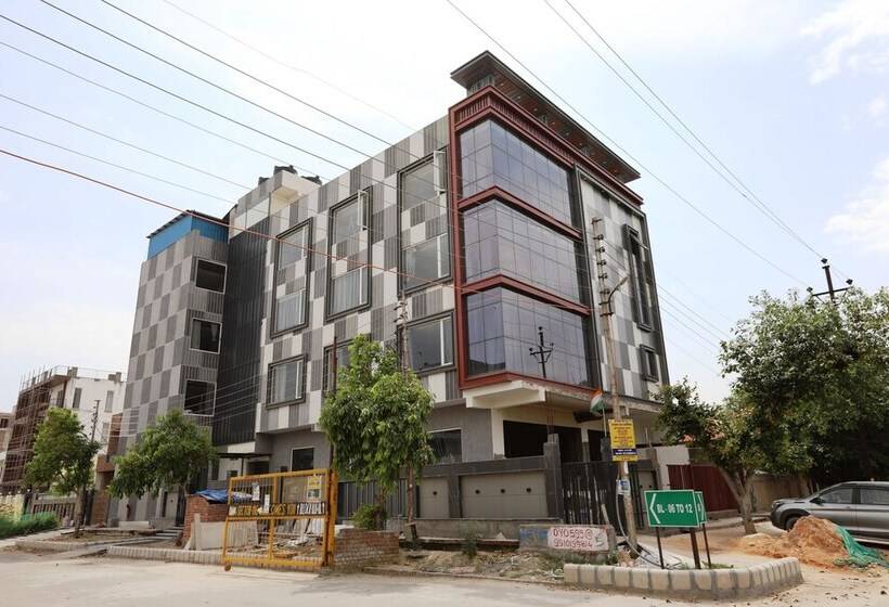 Отель Super Townhouse Oak Sector 116 Noida