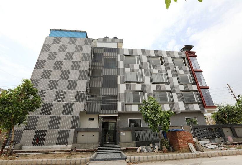 Отель Super Townhouse Oak Sector 116 Noida