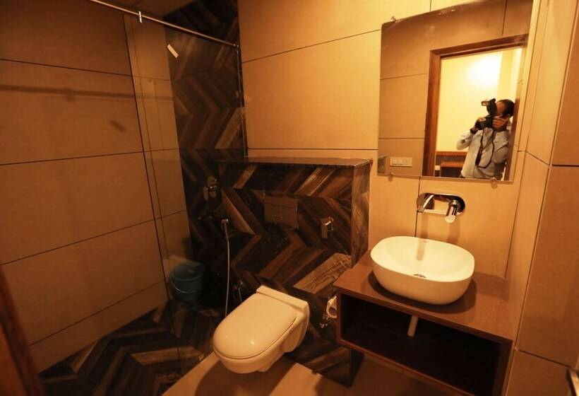 Отель Super Townhouse Oak Sector 116 Noida