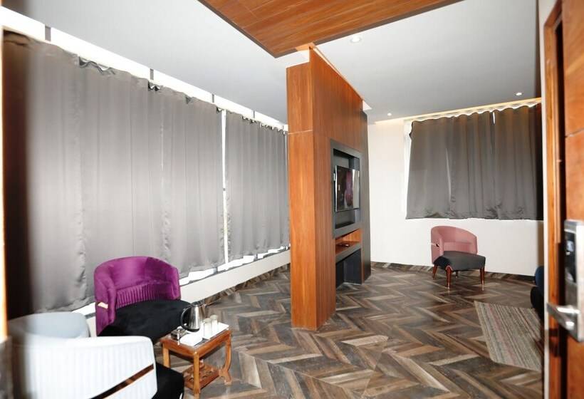 Отель Super Townhouse Oak Sector 116 Noida