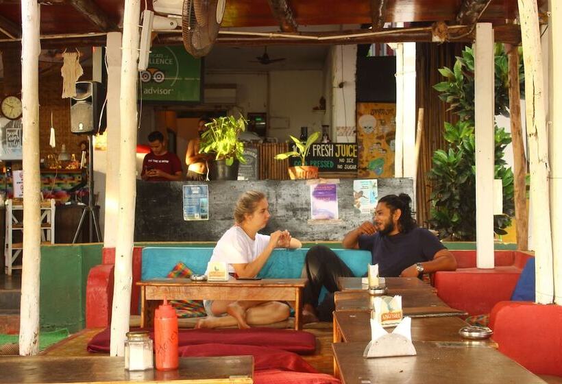 簡易ホテル This Is It Beach Front Restobar