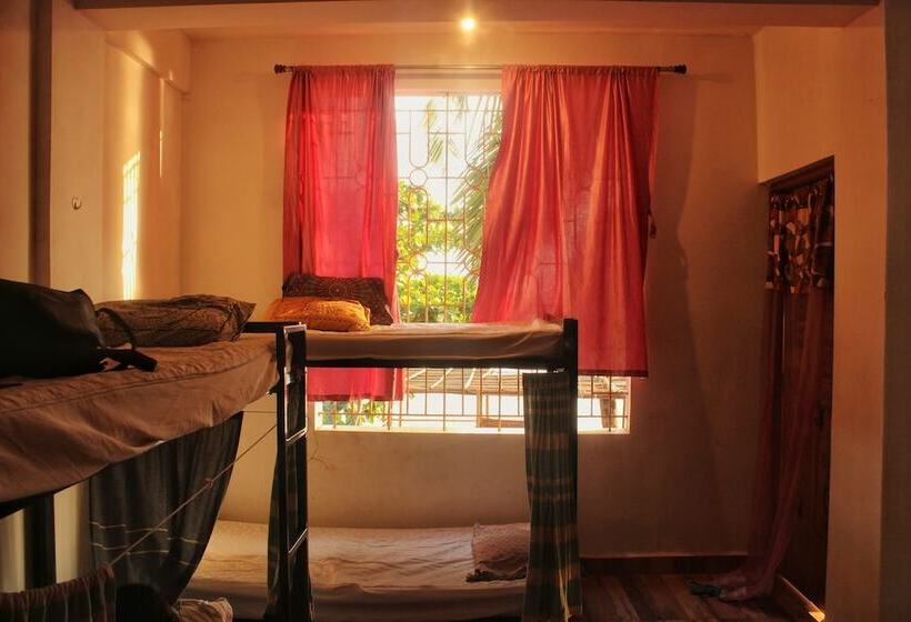 簡易ホテル This Is It Beach Front Restobar