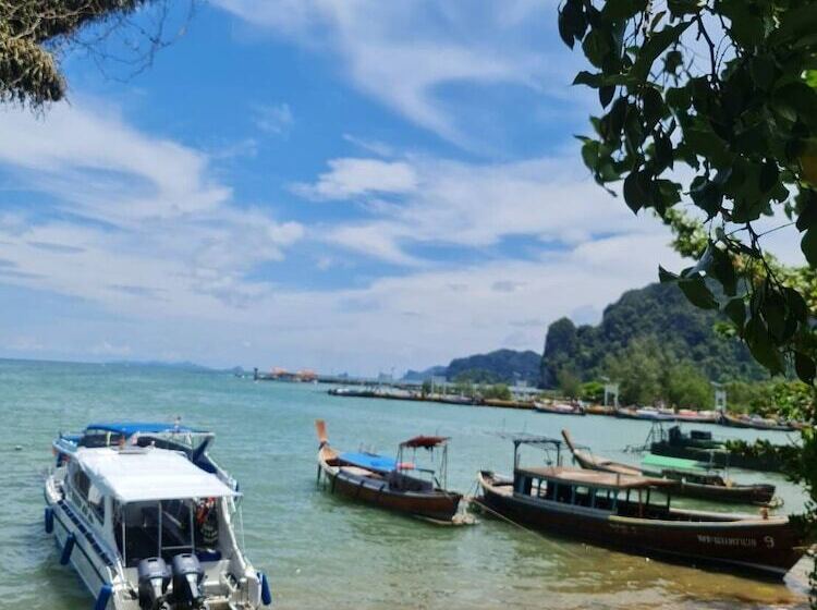 בית מלון כפרי Chom By The Sea