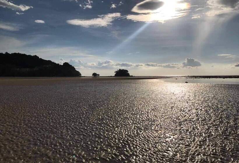 Dwell Phuket Airport Hotel At Naiyang