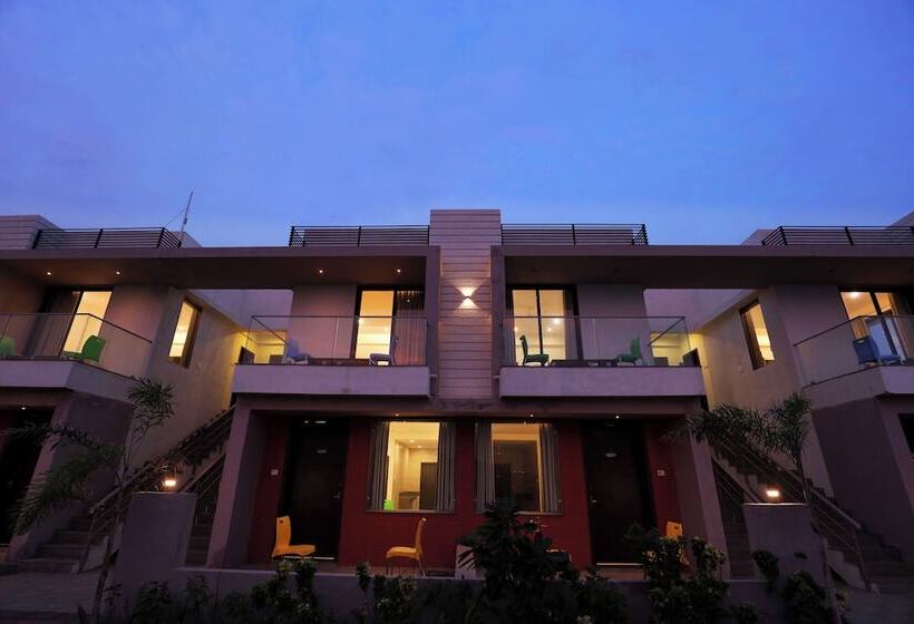 בית מלון כפרי Leena Resort