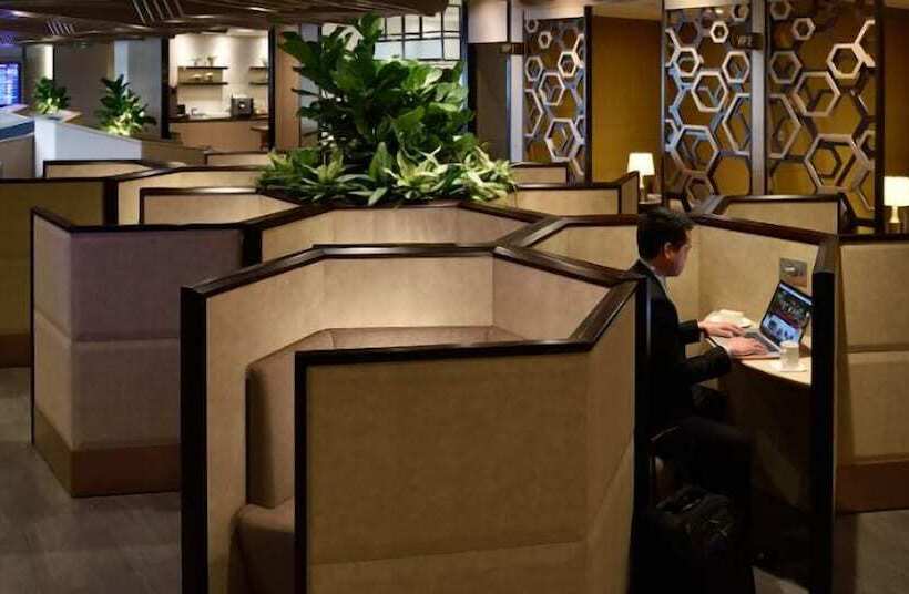 هتل Plaza Premium Lounge    Singapore T1   Hostel